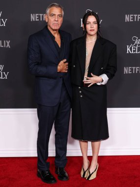 Amerikalı aktör, film yapımcısı, aktivist ve insancıl George Clooney ve Amerikan aktris Riley Keough, 11 Kasım 2025 'te Hollywood, Los Angeles' ta düzenlenen Netflix 'in Jay Kelly filminin Los Angeles galasına geldiler.  