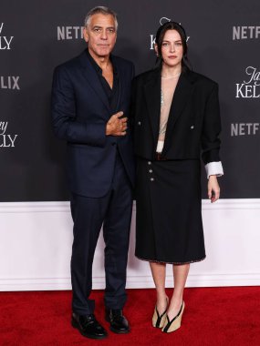 Amerikalı aktör, film yapımcısı, aktivist ve insancıl George Clooney ve Amerikan aktris Riley Keough, 11 Kasım 2025 'te Hollywood, Los Angeles' ta düzenlenen Netflix 'in Jay Kelly filminin Los Angeles galasına geldiler.  