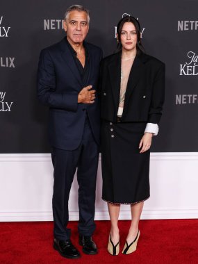 Amerikalı aktör, film yapımcısı, aktivist ve insancıl George Clooney ve Amerikan aktris Riley Keough, 11 Kasım 2025 'te Hollywood, Los Angeles' ta düzenlenen Netflix 'in Jay Kelly filminin Los Angeles galasına geldiler.  