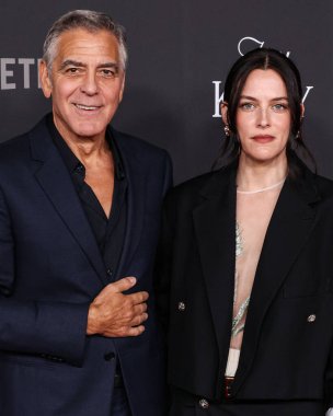 Amerikalı aktör, film yapımcısı, aktivist ve insancıl George Clooney ve Amerikan aktris Riley Keough, 11 Kasım 2025 'te Hollywood, Los Angeles' ta düzenlenen Netflix 'in Jay Kelly filminin Los Angeles galasına geldiler.  