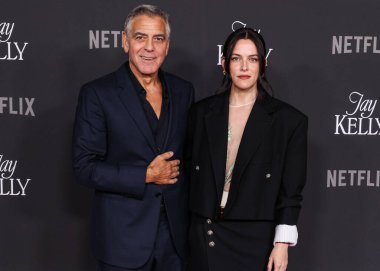 Amerikalı aktör, film yapımcısı, aktivist ve insancıl George Clooney ve Amerikan aktris Riley Keough, 11 Kasım 2025 'te Hollywood, Los Angeles' ta düzenlenen Netflix 'in Jay Kelly filminin Los Angeles galasına geldiler.  