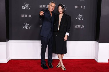 Amerikalı aktör, film yapımcısı, aktivist ve insancıl George Clooney ve Amerikan aktris Riley Keough, 11 Kasım 2025 'te Hollywood, Los Angeles' ta düzenlenen Netflix 'in Jay Kelly filminin Los Angeles galasına geldiler.  