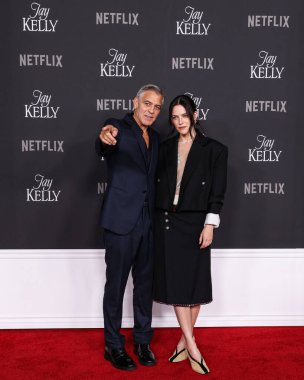 Amerikalı aktör, film yapımcısı, aktivist ve insancıl George Clooney ve Amerikan aktris Riley Keough, 11 Kasım 2025 'te Hollywood, Los Angeles' ta düzenlenen Netflix 'in Jay Kelly filminin Los Angeles galasına geldiler.  