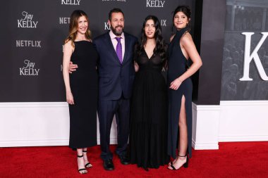 Amerikalı aktris ve eski model Jackie Sandler, hubsand / Amerikan aktör ve komedyen Adam Sandler ve kızları / Amerikalı aktrisler Sadie Sandler ve Sunny Sandler Netflix 'in Jay Kelly' sinin Los Angeles galasına geldiler. 