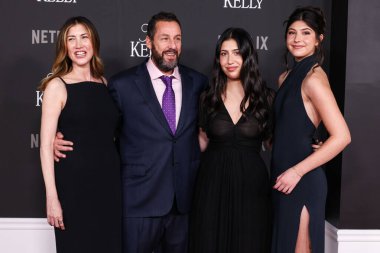 Amerikalı aktris ve eski model Jackie Sandler, hubsand / Amerikan aktör ve komedyen Adam Sandler ve kızları / Amerikalı aktrisler Sadie Sandler ve Sunny Sandler Netflix 'in Jay Kelly' sinin Los Angeles galasına geldiler. 