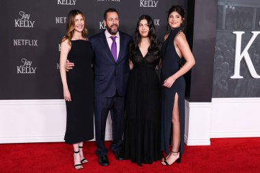 Amerikalı aktris ve eski model Jackie Sandler, hubsand / Amerikan aktör ve komedyen Adam Sandler ve kızları / Amerikalı aktrisler Sadie Sandler ve Sunny Sandler Netflix 'in Jay Kelly' sinin Los Angeles galasına geldiler. 
