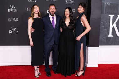Amerikalı aktris ve eski model Jackie Sandler, hubsand / Amerikan aktör ve komedyen Adam Sandler ve kızları / Amerikalı aktrisler Sadie Sandler ve Sunny Sandler Netflix 'in Jay Kelly' sinin Los Angeles galasına geldiler. 