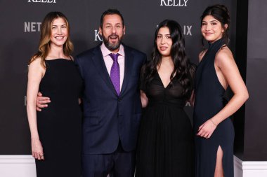 Amerikalı aktris ve eski model Jackie Sandler, hubsand / Amerikan aktör ve komedyen Adam Sandler ve kızları / Amerikalı aktrisler Sadie Sandler ve Sunny Sandler Netflix 'in Jay Kelly' sinin Los Angeles galasına geldiler. 
