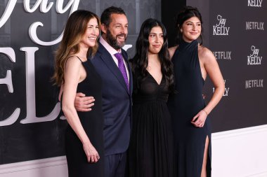 Amerikalı aktris ve eski model Jackie Sandler, hubsand / Amerikan aktör ve komedyen Adam Sandler ve kızları / Amerikalı aktrisler Sadie Sandler ve Sunny Sandler Netflix 'in Jay Kelly' sinin Los Angeles galasına geldiler. 