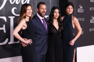 Amerikalı aktris ve eski model Jackie Sandler, hubsand / Amerikan aktör ve komedyen Adam Sandler ve kızları / Amerikalı aktrisler Sadie Sandler ve Sunny Sandler Netflix 'in Jay Kelly' sinin Los Angeles galasına geldiler. 