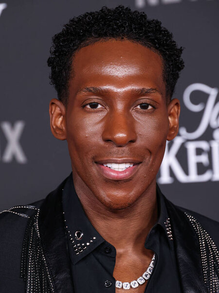 Нигерийско-американский актер, продюсер и предприниматель Джошуа Удума прибывает на премьеру фильма Netflix "Джей Келли" в Египетском театре Голливуд 11 ноября 2025 года в Голливуде, Лос-Анджелес, Калифорния, США. 