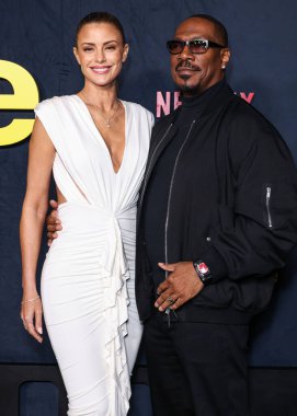 Avustralyalı aktris Paige Butcher ve kocası / Amerikalı aktör, şarkıcı ve komedyen Eddie Murphy, Netflix 'in 12 Kasım 2025' te Los Angeles, Los Angeles 'taki Netflix Tudum Tiyatrosu' nda düzenlenen 