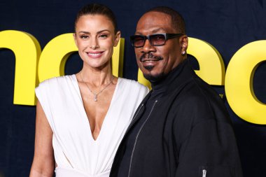 Avustralyalı aktris Paige Butcher ve kocası / Amerikalı aktör, şarkıcı ve komedyen Eddie Murphy, Netflix 'in 12 Kasım 2025' te Los Angeles, Los Angeles 'taki Netflix Tudum Tiyatrosu' nda düzenlenen 