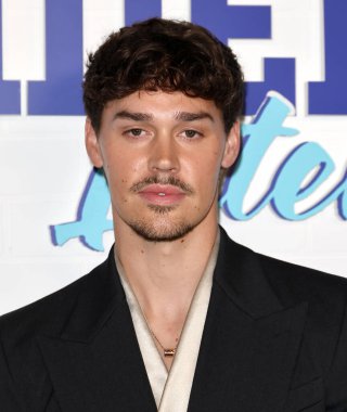 Amerikalı medya kişiliği ve aktör Noah Beck, 13 Kasım 2025 'te Batı Hollywood, Los Angeles, Kaliforniya, ABD' deki Pasifik Tasarım Merkezi 'nde düzenlenen Tubi TV' nin 'Sidelined 2: Ele Geçirildi' nin Los Angeles prömiyerine geldi.. 