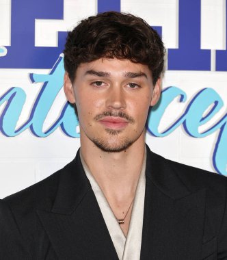 Amerikalı medya kişiliği ve aktör Noah Beck, 13 Kasım 2025 'te Batı Hollywood, Los Angeles, Kaliforniya, ABD' deki Pasifik Tasarım Merkezi 'nde düzenlenen Tubi TV' nin 'Sidelined 2: Ele Geçirildi' nin Los Angeles prömiyerine geldi.. 