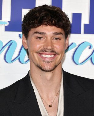 Amerikalı medya kişiliği ve aktör Noah Beck, 13 Kasım 2025 'te Batı Hollywood, Los Angeles, Kaliforniya, ABD' deki Pasifik Tasarım Merkezi 'nde düzenlenen Tubi TV' nin 'Sidelined 2: Ele Geçirildi' nin Los Angeles prömiyerine geldi.. 