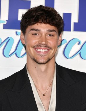 Amerikalı medya kişiliği ve aktör Noah Beck, 13 Kasım 2025 'te Batı Hollywood, Los Angeles, Kaliforniya, ABD' deki Pasifik Tasarım Merkezi 'nde düzenlenen Tubi TV' nin 'Sidelined 2: Ele Geçirildi' nin Los Angeles prömiyerine geldi.. 