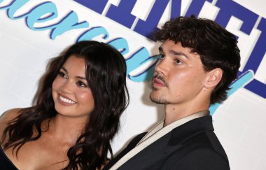 Amerikalı aktris Siena Agudong ve Amerikalı medya kişiliği ve aktör Noah Beck, 13 Kasım 2025 'te Batı Hollywood, Los Angeles, ABD' deki Pacific Design Center 'da düzenlenen Tubi TV' nin 'Sidelined 2: Intercepted' adlı filminin Los Angeles Premiere 'ine geldiler.