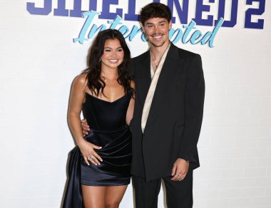 Amerikalı aktris Siena Agudong ve Amerikalı medya kişiliği ve aktör Noah Beck, 13 Kasım 2025 'te Batı Hollywood, Los Angeles, ABD' deki Pacific Design Center 'da düzenlenen Tubi TV' nin 'Sidelined 2: Intercepted' adlı filminin Los Angeles Premiere 'ine geldiler.