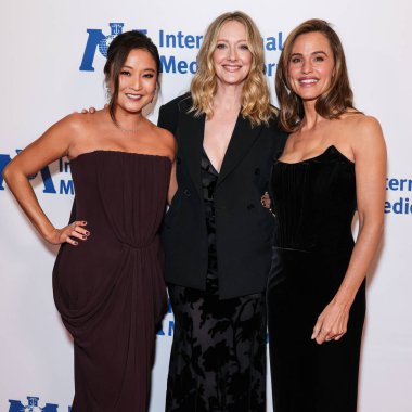Ashley Park, Judy Greer ve Jennifer Garner, 13 Kasım 2025 'te Beverly Wilshire, A Four Seasons Hotel' de düzenlenen 2025 Uluslararası Tıp Birliği Yıllık Ödül Töreni 'ne geldiler.