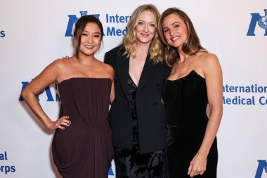 Ashley Park, Judy Greer ve Jennifer Garner, 13 Kasım 2025 'te Beverly Wilshire, A Four Seasons Hotel' de düzenlenen 2025 Uluslararası Tıp Birliği Yıllık Ödül Töreni 'ne geldiler.