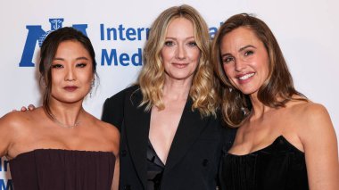 Ashley Park, Judy Greer ve Jennifer Garner, 13 Kasım 2025 'te Beverly Wilshire, A Four Seasons Hotel' de düzenlenen 2025 Uluslararası Tıp Birliği Yıllık Ödül Töreni 'ne geldiler.