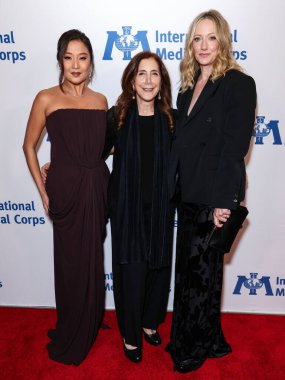  Ashley Park, Nancy Aossey ve Judy Greer, 13 Kasım 2025 'te Beverly Wilshire, A Four Seasons Hotel' de düzenlenen 2025 Uluslararası Tıp Birliği Yıllık Ödül Töreni 'ne geldiler.