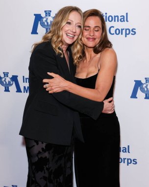 Judy Greer ve Jennifer Garner, 13 Kasım 2025 'te Beverly Wilshire, A Four Seasons Hotel' de düzenlenen 2025 Uluslararası Tıp Birliği Yıllık Ödül Töreni 'ne geldiler.