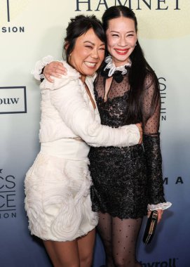 Ali Ah ve Lucy Liu, Eleştirmenler Seçme Derneği 'nin 14 Kasım 2025' te Beverly Hills, Los Angeles, Kaliforniya, ABD 'deki Four Seasons Hotel Los Angeles' ta düzenlenen yıllık AAPI Sinema ve Televizyon Kutlaması 'na geldiler.