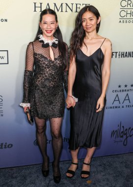 Lucy Liu ve Chloe Zhao (Chlo Zhao), Eleştirmenler Seçme Derneği 'nin 14 Kasım 2025' te Beverly Hills 'teki Four Seasons Hotel Los Angeles' ta düzenlenen 4. 