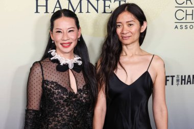 Lucy Liu ve Chloe Zhao (Chlo Zhao), Eleştirmenler Seçme Derneği 'nin 14 Kasım 2025' te Beverly Hills 'teki Four Seasons Hotel Los Angeles' ta düzenlenen 4. 