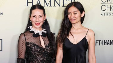 Lucy Liu ve Chloe Zhao (Chlo Zhao), Eleştirmenler Seçme Derneği 'nin 14 Kasım 2025' te Beverly Hills 'teki Four Seasons Hotel Los Angeles' ta düzenlenen 4. 