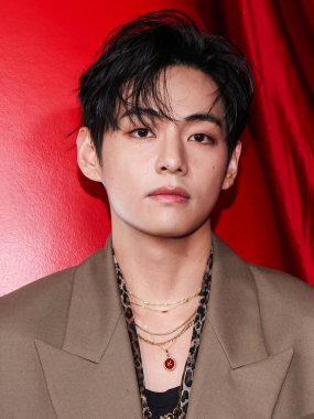 Güney Koreli erkek grubu BTS 'nin Güney Koreli şarkıcı, söz yazarı, dansçı, yapımcı, yönetmen ve aktör V (Kim Taehyung), 14 Kasım 2025' te Los Angeles, ABD 'de 8175 Melrose Avenue' da düzenlenen TirTir 'Radiate In Red' pop-Up Experience Launch 'a geldi.