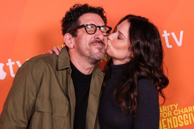 Amerikalı aktör ve girişimci Adam Shapiro ve eşi Amerikalı aktris ve tiyatro yönetmeni Katie Lowes, 15 Kasım 2025 'te ABD' nin Kaliforniya eyaletinin Los Angeles kentinde Rolling Green DTLA 'da düzenlenen Hilarity for Charity' s Friendsgive 2025 'e geldiler..