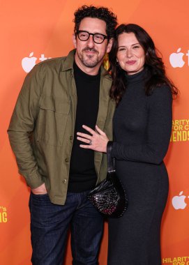 Amerikalı aktör ve girişimci Adam Shapiro ve eşi Amerikalı aktris ve tiyatro yönetmeni Katie Lowes, 15 Kasım 2025 'te ABD' nin Kaliforniya eyaletinin Los Angeles kentinde Rolling Green DTLA 'da düzenlenen Hilarity for Charity' s Friendsgive 2025 'e geldiler..