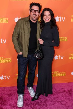 Amerikalı aktör ve girişimci Adam Shapiro ve eşi Amerikalı aktris ve tiyatro yönetmeni Katie Lowes, 15 Kasım 2025 'te ABD' nin Kaliforniya eyaletinin Los Angeles kentinde Rolling Green DTLA 'da düzenlenen Hilarity for Charity' s Friendsgive 2025 'e geldiler..