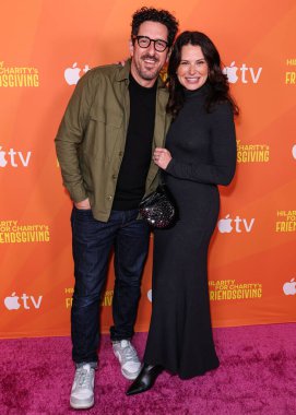 Amerikalı aktör ve girişimci Adam Shapiro ve eşi Amerikalı aktris ve tiyatro yönetmeni Katie Lowes, 15 Kasım 2025 'te ABD' nin Kaliforniya eyaletinin Los Angeles kentinde Rolling Green DTLA 'da düzenlenen Hilarity for Charity' s Friendsgive 2025 'e geldiler..