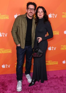 Amerikalı aktör ve girişimci Adam Shapiro ve eşi Amerikalı aktris ve tiyatro yönetmeni Katie Lowes, 15 Kasım 2025 'te ABD' nin Kaliforniya eyaletinin Los Angeles kentinde Rolling Green DTLA 'da düzenlenen Hilarity for Charity' s Friendsgive 2025 'e geldiler..