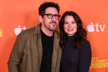 Amerikalı aktör ve girişimci Adam Shapiro ve eşi Amerikalı aktris ve tiyatro yönetmeni Katie Lowes, 15 Kasım 2025 'te ABD' nin Kaliforniya eyaletinin Los Angeles kentinde Rolling Green DTLA 'da düzenlenen Hilarity for Charity' s Friendsgive 2025 'e geldiler..