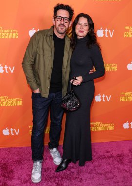 Amerikalı aktör ve girişimci Adam Shapiro ve eşi Amerikalı aktris ve tiyatro yönetmeni Katie Lowes, 15 Kasım 2025 'te ABD' nin Kaliforniya eyaletinin Los Angeles kentinde Rolling Green DTLA 'da düzenlenen Hilarity for Charity' s Friendsgive 2025 'e geldiler..