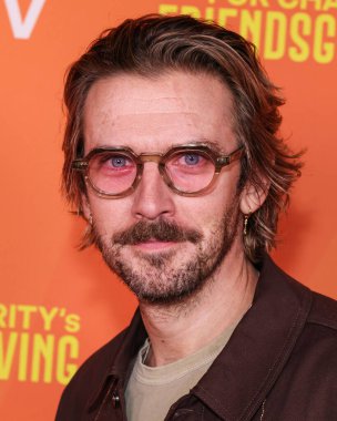 İngiliz aktör Dan Stevens, 15 Kasım 2025 'te Rolling Green DTLA' da düzenlenen Hilarity for Charity 's Friendsgive 2025' e geldi..