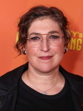 Amerikalı aktris, nörolog, yazar ve eski oyun programı sunucusu Mayim Bialik, 15 Kasım 2025 'te Los Angeles, Kaliforniya, ABD' de Rolling Green DTLA 'da düzenlenen Hilarity for Charity' s Friendsgive 2025 'e geldi..