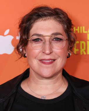 Amerikalı aktris, nörolog, yazar ve eski oyun programı sunucusu Mayim Bialik, 15 Kasım 2025 'te Los Angeles, Kaliforniya, ABD' de Rolling Green DTLA 'da düzenlenen Hilarity for Charity' s Friendsgive 2025 'e geldi..
