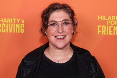Amerikalı aktris, nörolog, yazar ve eski oyun programı sunucusu Mayim Bialik, 15 Kasım 2025 'te Los Angeles, Kaliforniya, ABD' de Rolling Green DTLA 'da düzenlenen Hilarity for Charity' s Friendsgive 2025 'e geldi..