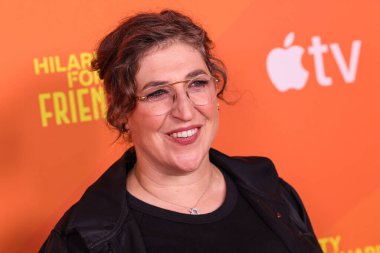 Amerikalı aktris, nörolog, yazar ve eski oyun programı sunucusu Mayim Bialik, 15 Kasım 2025 'te Los Angeles, Kaliforniya, ABD' de Rolling Green DTLA 'da düzenlenen Hilarity for Charity' s Friendsgive 2025 'e geldi..
