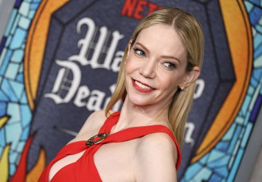 Amerikalı aktris, komedyen, müzisyen, şarkıcı ve söz yazarı Riki Lindhome, Netflix 'in 