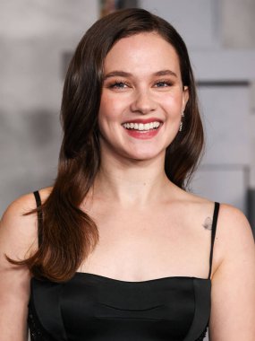 Amerikalı aktris ve şarkıcı Cailee Spaeny, Netflix 'in' Wake Up Dead Man: A Knives Out Mystery 'adlı filminin Los Angeles Premiere' ine 17 Kasım 2025 'de Los Angeles' taki Museum Row, Miracle Mile 'da düzenlenen Akademi Film Müzesi' ne geldi.      