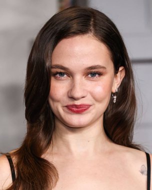 Amerikalı aktris ve şarkıcı Cailee Spaeny, Netflix 'in' Wake Up Dead Man: A Knives Out Mystery 'adlı filminin Los Angeles Premiere' ine 17 Kasım 2025 'de Los Angeles' taki Museum Row, Miracle Mile 'da düzenlenen Akademi Film Müzesi' ne geldi.      