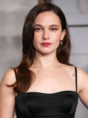 Amerikalı aktris ve şarkıcı Cailee Spaeny, Netflix 'in' Wake Up Dead Man: A Knives Out Mystery 'adlı filminin Los Angeles Premiere' ine 17 Kasım 2025 'de Los Angeles' taki Museum Row, Miracle Mile 'da düzenlenen Akademi Film Müzesi' ne geldi.      