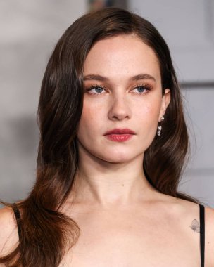 Amerikalı aktris ve şarkıcı Cailee Spaeny, Netflix 'in' Wake Up Dead Man: A Knives Out Mystery 'adlı filminin Los Angeles Premiere' ine 17 Kasım 2025 'de Los Angeles' taki Museum Row, Miracle Mile 'da düzenlenen Akademi Film Müzesi' ne geldi.      